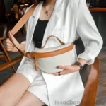 Sac Banane Femme Chic en Cuir bicolore blanc et marron porté en bandoulière