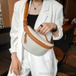 Sac Banane Femme Chic en Cuir bicolore beige et marron porté en bandoulière