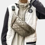 Sac Banane XL Doré matelassé porté en bandoulière