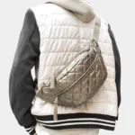 Sac Banane XL Doré matelassé porté dans le dos