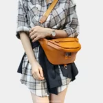 Sac Banane XXL Femme Cuir Marron porté en bandoulière
