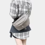 Sac Banane XXL Femme Cuir Gris porté dans le dos
