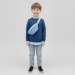 banane sac enfant bleu porté en bandoulière par un garçon qui sourie