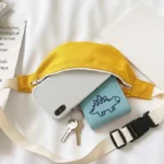 banane sac enfant jaune canari avec un smartphone des clés et un portefeuille