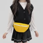 banane sac enfant jaune canari porté à la taille par une fille