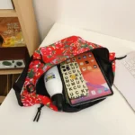 grand sac banane femme avec un ipad une gourde et un iphone dedans