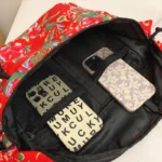 grand sac banane femme avec deux iphones dans les compartiments intérieurs
