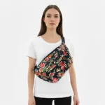 grand sac banane femme noir fleuri porté en bandoulière