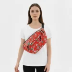 grand sac banane femme rouge fleuri porté en bandoulière