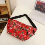 grand sac banane femme rouge fleurs posé à plat