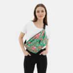 grand sac banane femme vert fleuri porté en bandoulière