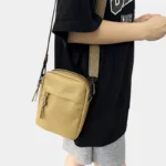 sac banane bandoulière homme beige porté de côté