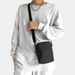 sac banane bandoulière homme noir porté de face