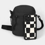 sac banane bandoulière homme noir avec un smartphone iphone