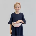 sac-banane-enfant-fille-porte-taille sac banane enfant fille rose porté à la taille par une enfant