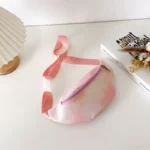 sac-banane-enfant-fille-rose-pastel sac banane enfant fille rose posé à plat