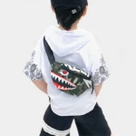 sac banane enfant garçon camouflage requin porté dans le dos par un enfant de 10 ans