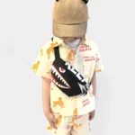 sac banane enfant garçon noir requin porté en bandoulière par un enfant de 10 ans