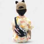 sac banane enfant garçon noir requin porté dans le dos par un enfant de 10 ans