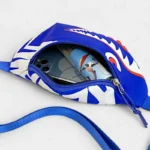 sac banane enfant garçon bleu vif avec un smartphone iphone dans la poche ouverte