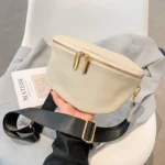 sac banane femme chic blanc cassé crème dans une main