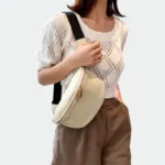 sac banane femme chic simili cuir blanc cassé crème porté sur l'épaule