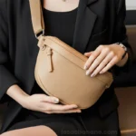 sac banane femme chic en cuir grainé marron beige détails porté dans les mains