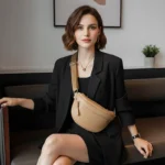 sac banane femme chic en cuir marron beige porté en bandoulière