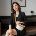 sac banane femme chic en cuir blanc et marron porté en bandoulière par une femme