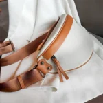 sac banane femme chic en cuir blanc et marron accroche bandoulière métal