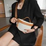 sac banane femme chic en cuir blanc et marron porté par une femme