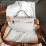 sac banane femme chic en cuir blanc et marron poche arrière zippée