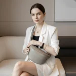 sac banane femme chic en cuir grainé gris taupe porté en bandoulière