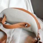 sac banane femme chic en cuir blanc et marron anse sur le dessus avec accroches en métal chromé