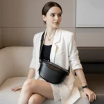 sac banane femme chic en cuir grainé noir brillant ciré porté en bandoulière