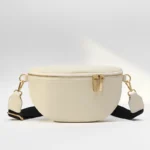 sac banane femme chic blanc cassé crème dans une main