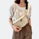 sac banane femme chic simili cuir blanc cassé crème porté en bandoulière