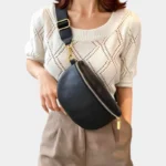 sac banane femme chic simili cuir grainé noir porté en bandoulière