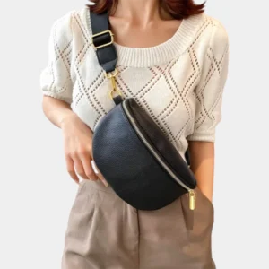 sac banane femme chic simili cuir grainé noir porté en bandoulière