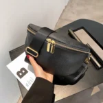 sac banane femme chic simili cuir grainé noir porté dans une main