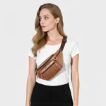 sac banane femme cuir beige porté en bandoulière