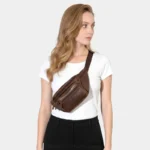 sac banane femme cuir blanc porté en bandoulière