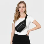 sac banane femme cuir noir porté en bandoulière