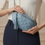 sac banane femme luxe cuir grainé et matelassé bleu pastel pâle quadrillage avec surpiqures ton sur ton