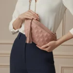 sac banane femme luxe cuir grainé et matelassé rose pastel pâle quadrillage avec surpiqures ton sur ton
