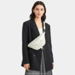 sac banane femme velours blanc cassé porté en bandoulière