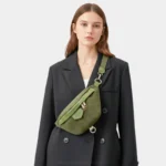 sac banane femme velours côtelévert clair portée en bandoulière