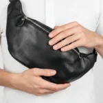 sac banane homme luxe entre les mains d'un homme