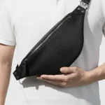 sac banane homme luxe petite taille entre les mains d'un homme