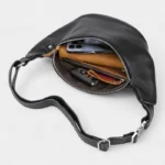 sac banane homme luxe taille standard grande poche ouverte avec des affaires dedans